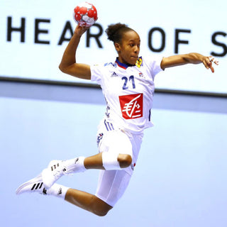 Handballeuse en plein extension avant de tirer