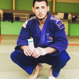 judoka avec gel bérom pour la récupération