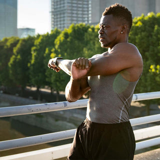 sportif qui s'étire après sa séance d'entrainement pour bien récupérer