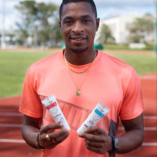 Wilhem Belocian athlète qui tient gel de récupération et crème chauffante